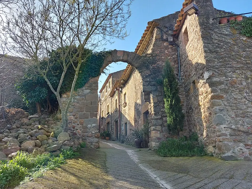Image: Bloguer · CC0 Muralla de la Bisbal d'Empordà