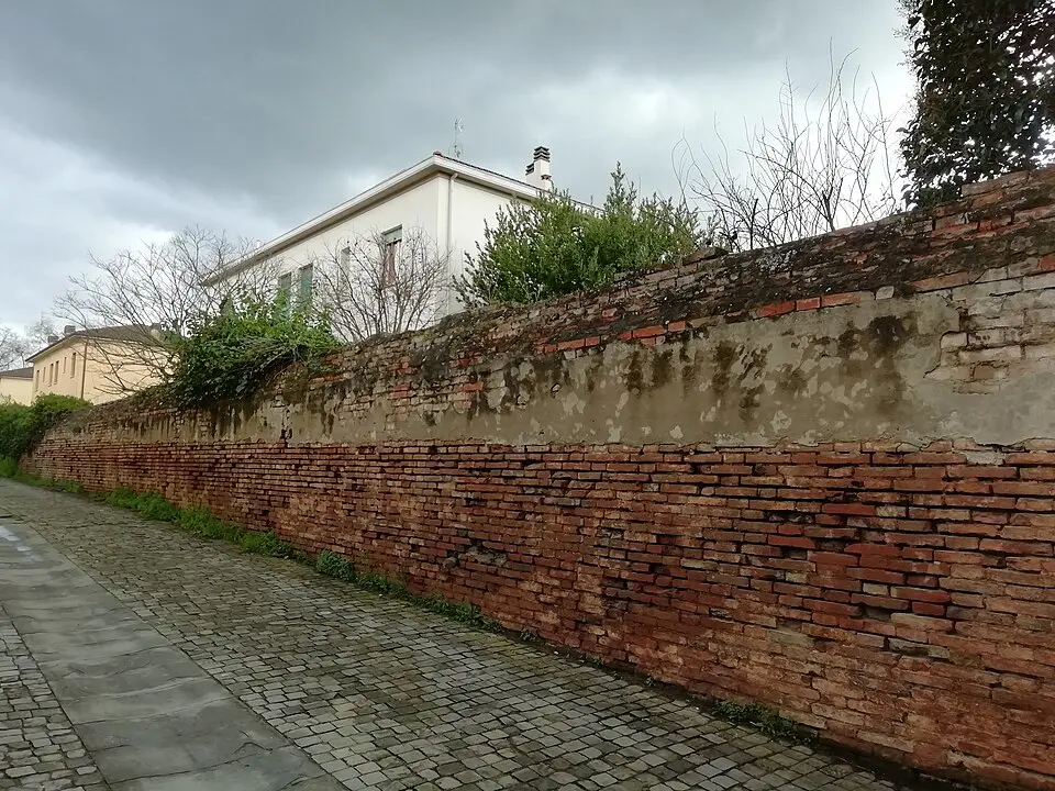 Resti della cinta muraria in via Castelfidardo