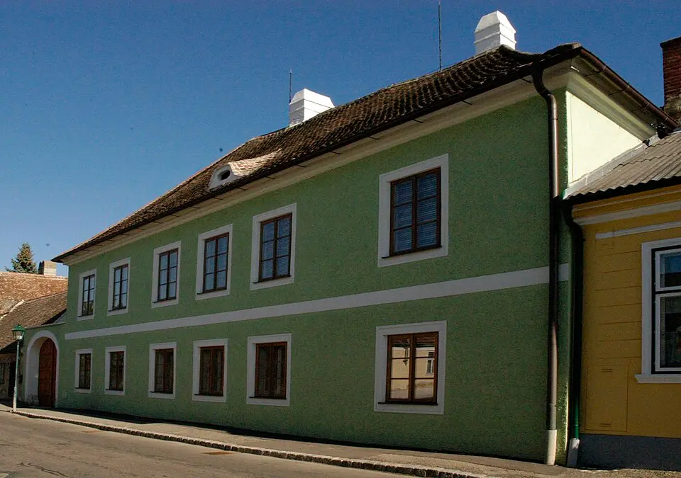 Image: Manfred Kuzel (talk) · CC BY-SA 3.0 AT Retz Altstadt Haus Znaimer Straße 38