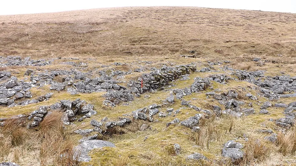 Slika: Sandy Gerrard · CC BY-SA 2.0 A prehistoric settlement with cairns and a historic tin mill, streamwork and buildings lying adjacent to the Langcombe Brook