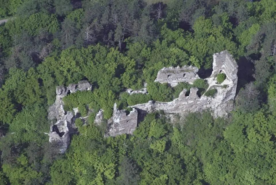 Obrázek: Civertan · CC BY-SA 3.0 Hrad Revište, veža obytná