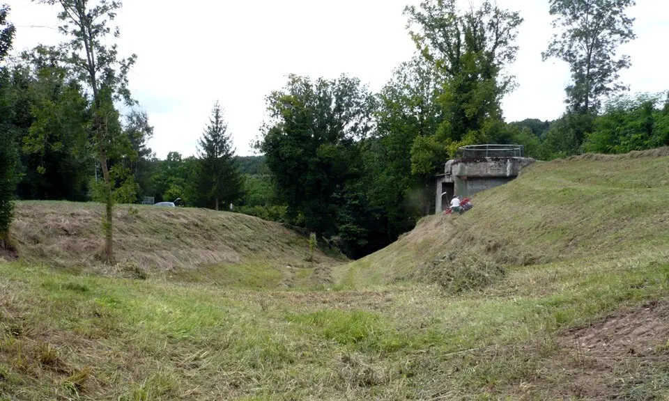 Halbinsel / Insel, keltisches Oppidum / mittelalterliches/neuzeitliches Kloster / Stadt. Prähistorische Wall-Grabenanlage, wiedergenutzt als mittelalterliche Stadtbefestigung