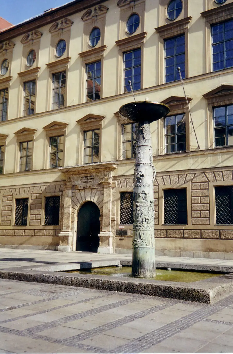 Image: HinricusLeo · CC BY-SA 3.0 Richard-Strauss-Brunnen