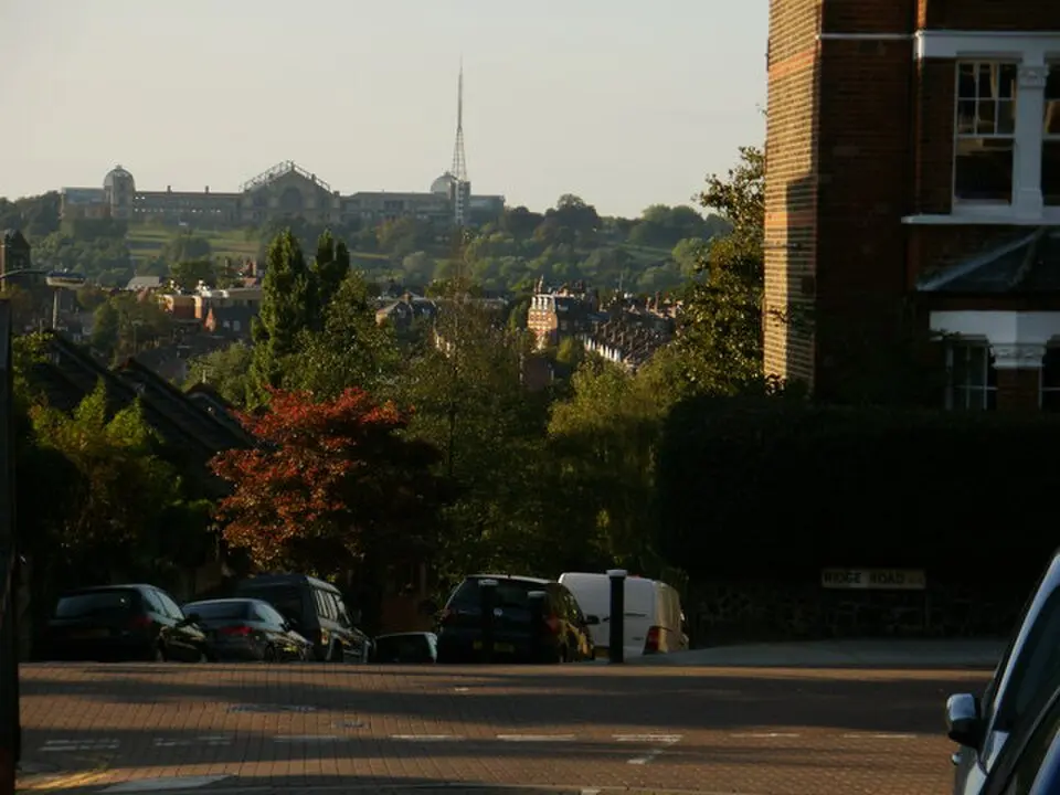 Image: Peter Smyly · CC BY-SA 2.0 Stroud Green