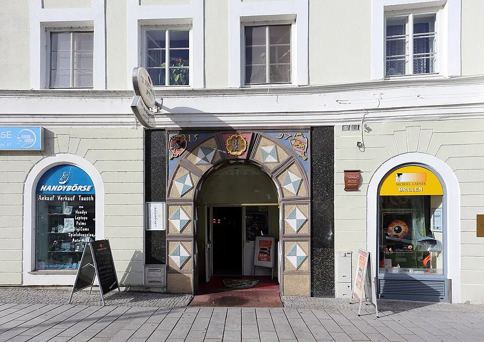 Einfahrtstor zum goldenen Hirschen