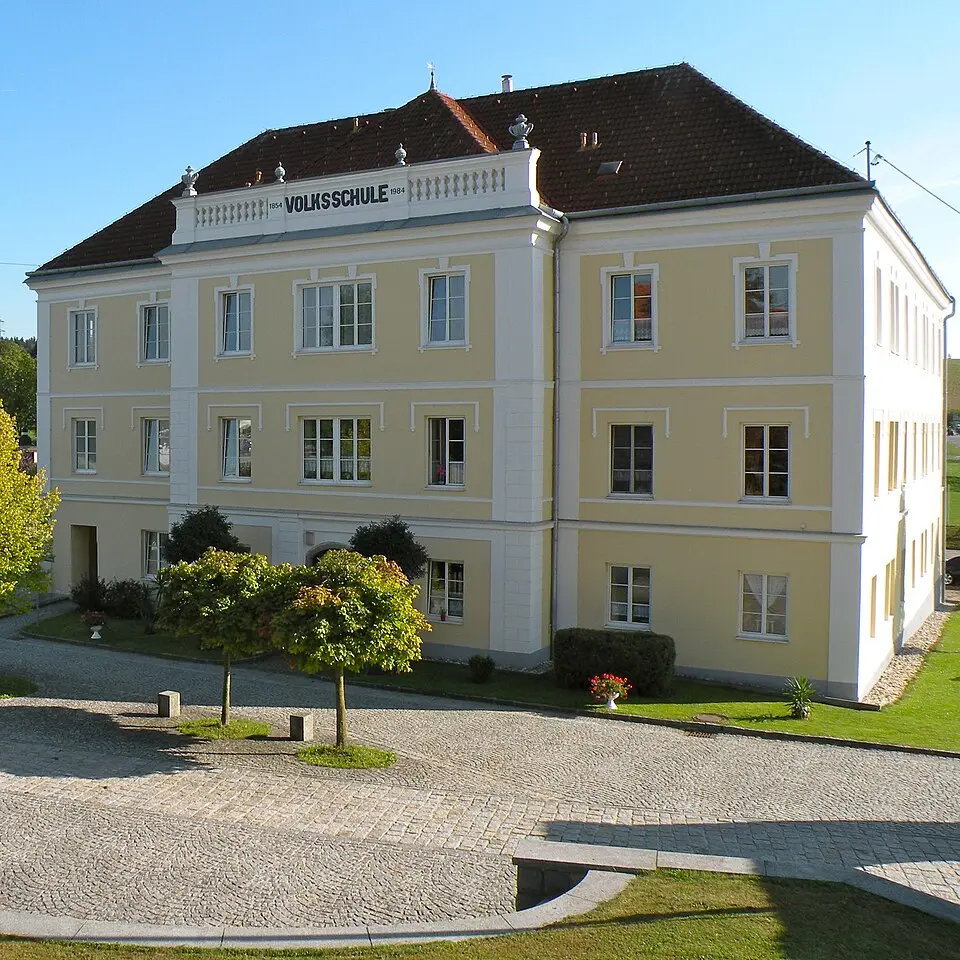 Wohnhaus, ehemalige Schule