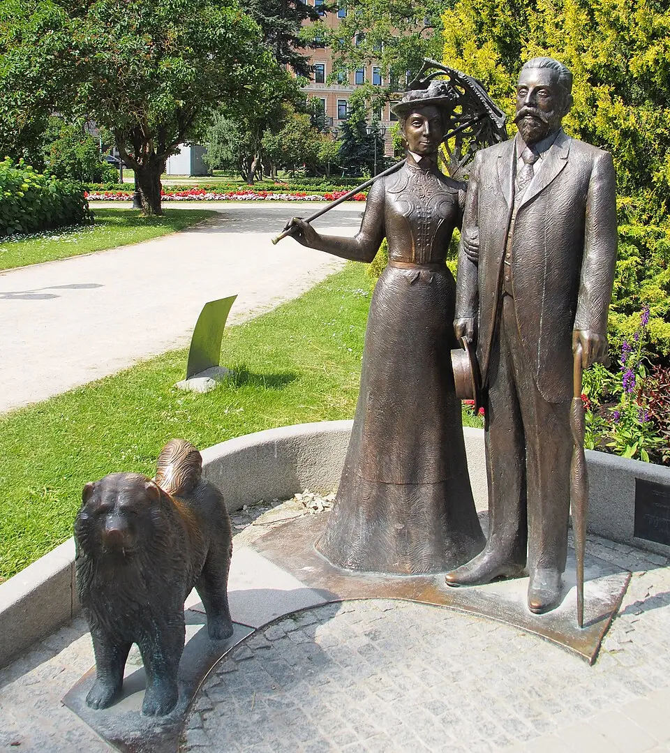 Monument to George Armitstead with his wife