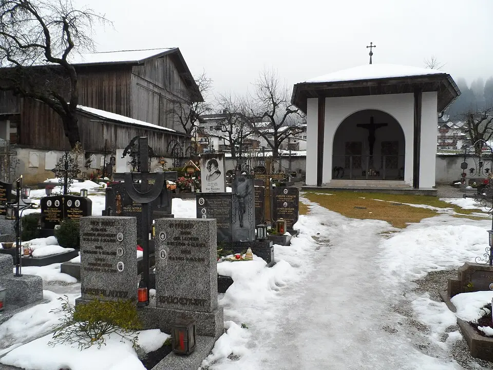 Alter Friedhofsteil mit Friedhofskapelle