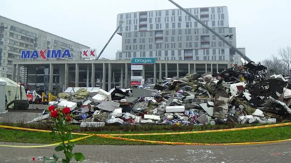 Pád střechy supermarketu v Rize
