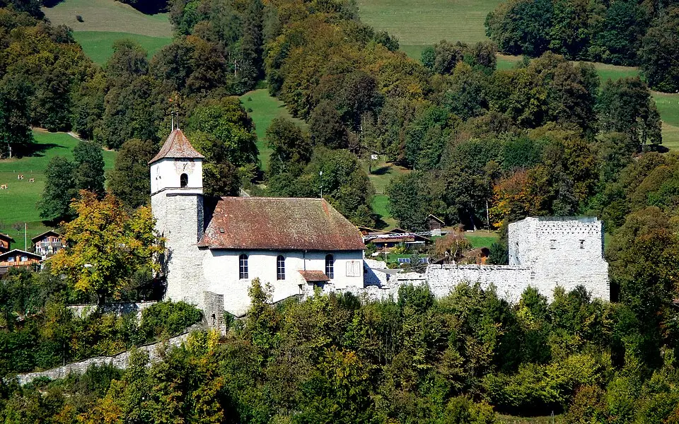 Kirche und Burgruine