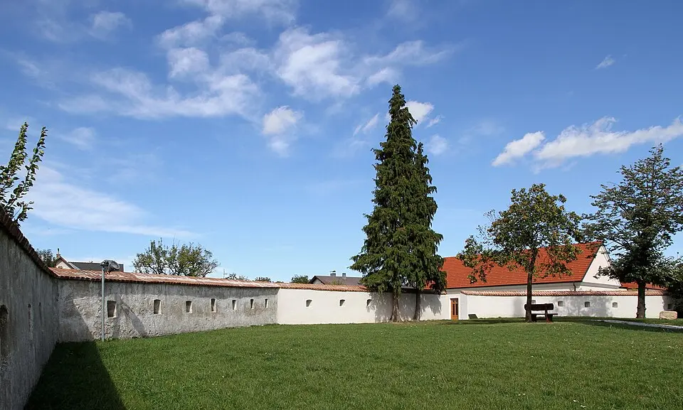Wehrmauer und Karner