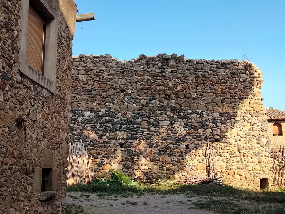 Image: Enric · CC BY-SA 4.0 Castillo y murallas de Corsá