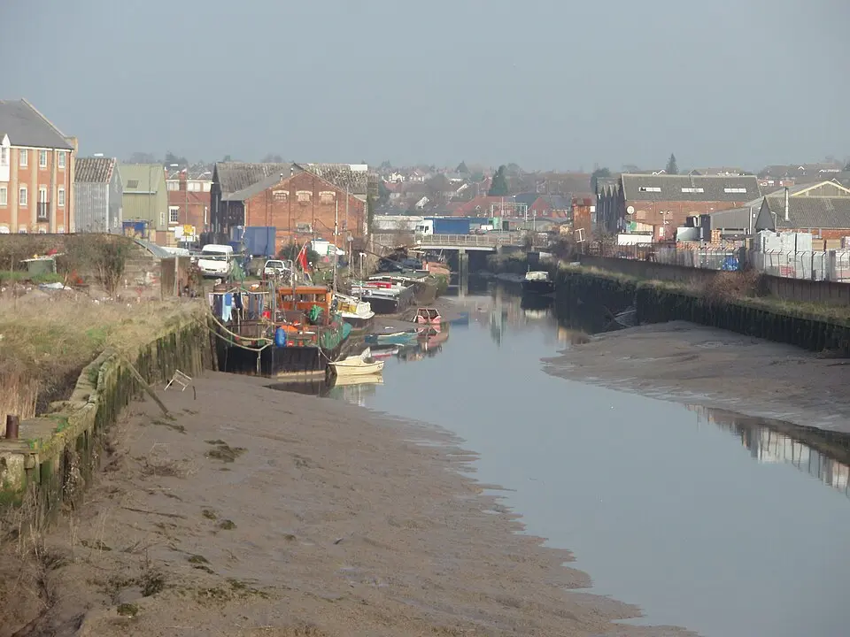 Image: Jerzy Kociatkiewicz from Colchester, United Kingdom · CC BY-SA 2.0 River Colne