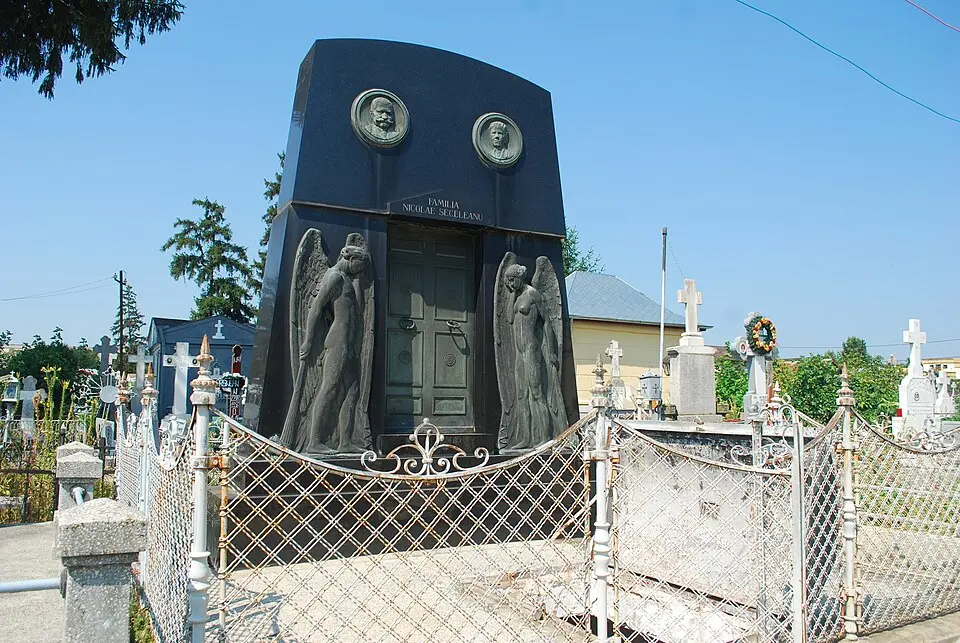 Image: Andrei Stroe · CC BY-SA 4.0 Monumentul funerar Nicolae Seceleanu
