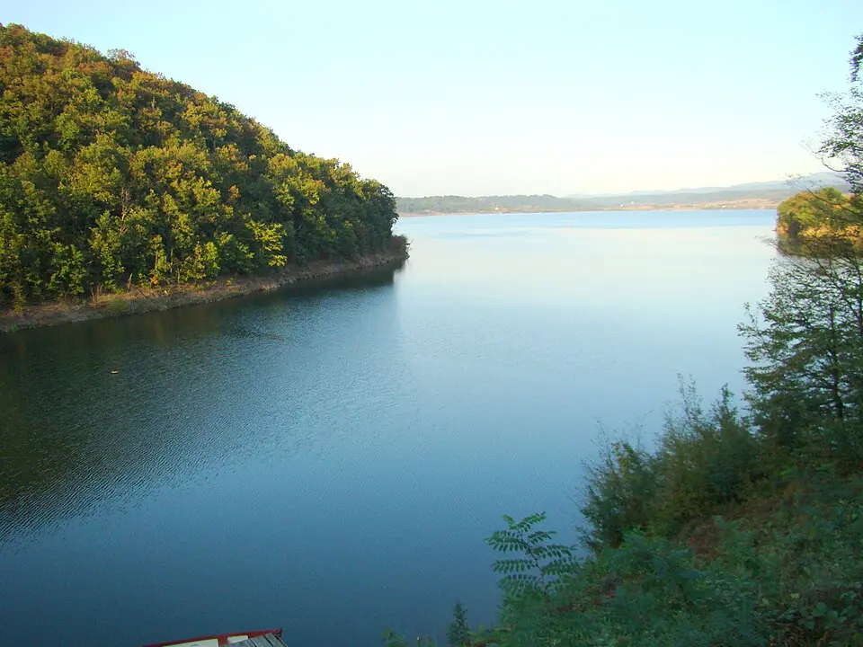 Slika: Utilizator:Țetcu Mircea Rareș at ro.wikipedia · CC BY-SA 2.5 Lacul Surduc