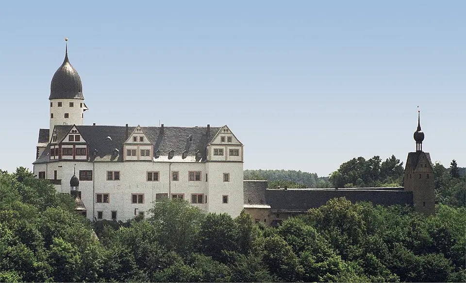 Schlossanlage, heute Museum und Jugendherberge, mit Hauptbau, Befestigungsanlagen, Kapelle St. Anna mit Renaissancealtar von Andreas Lorentz, Brunnenhaus, Wirtschaftshof und Lusthaus (nordöstl. der Burg) sowie Höfen und Zufahrt mit Brücke Schloßs