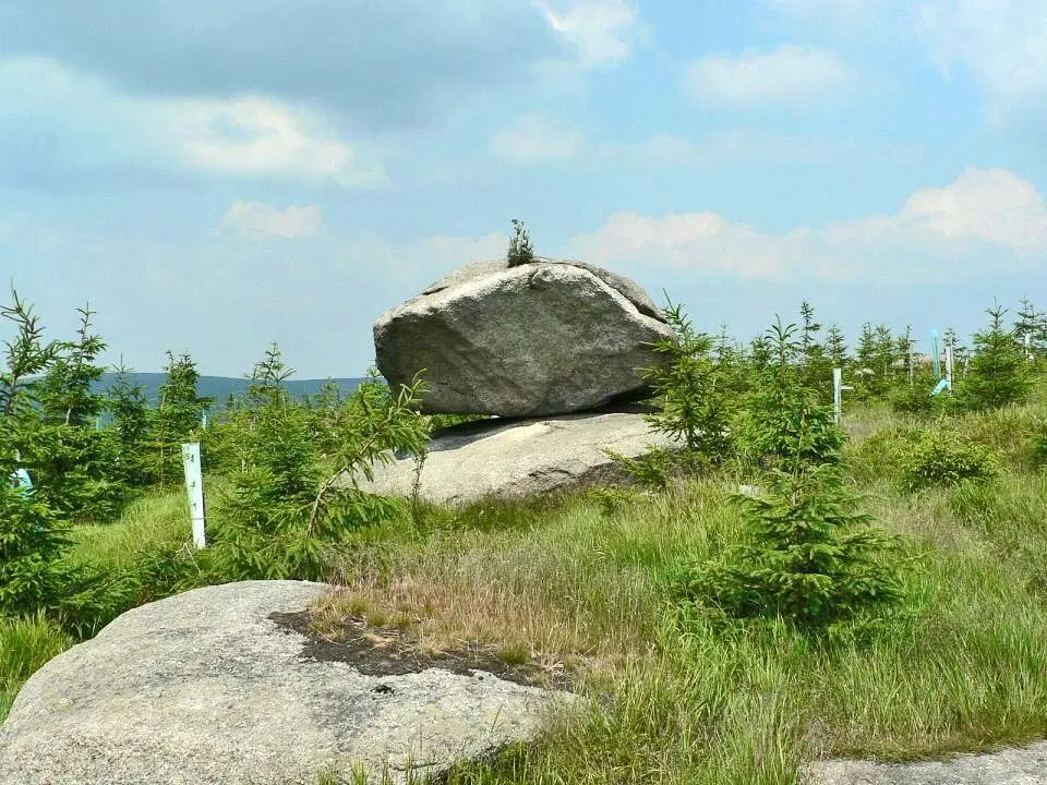 Bild: Lovecz 21:16, 12 July 2006 (UTC) · Public domain Věžní skály