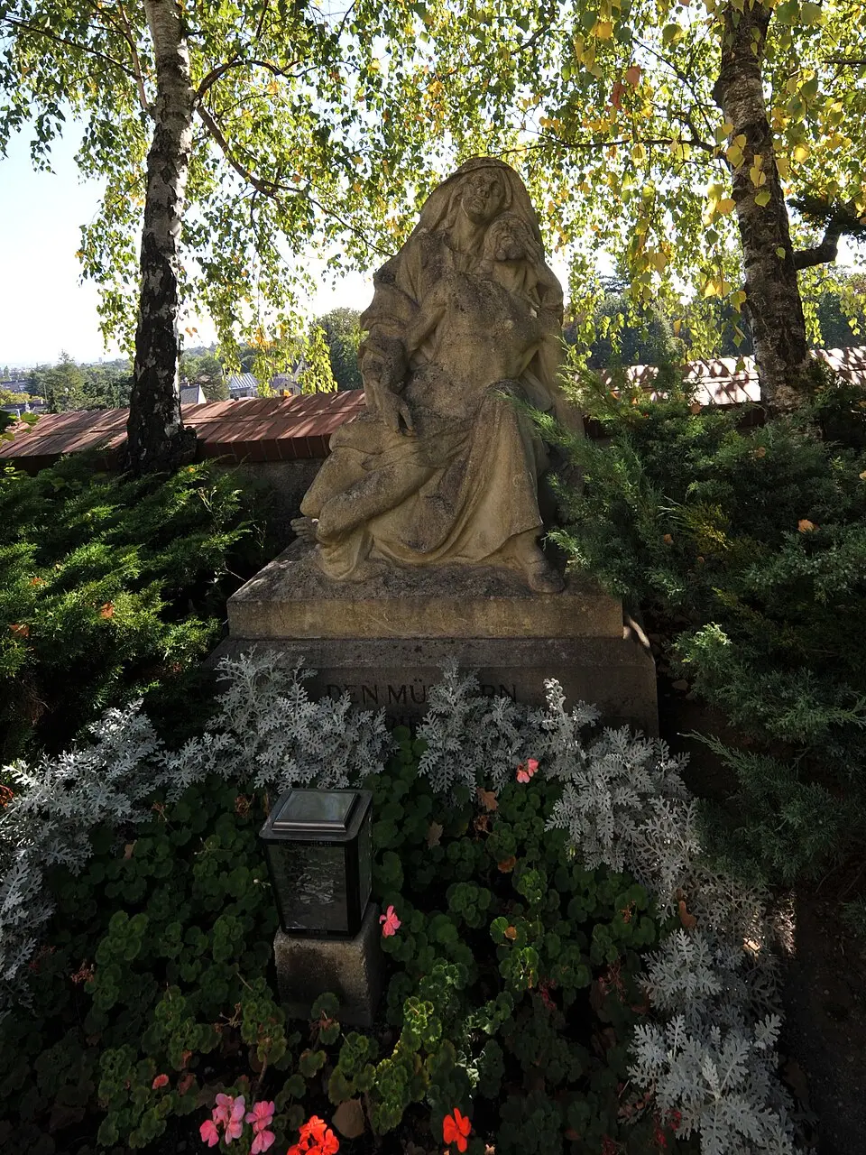 Image: Ailura (talk) · CC BY-SA 3.0 AT Kriegerdenkmal, Pietà