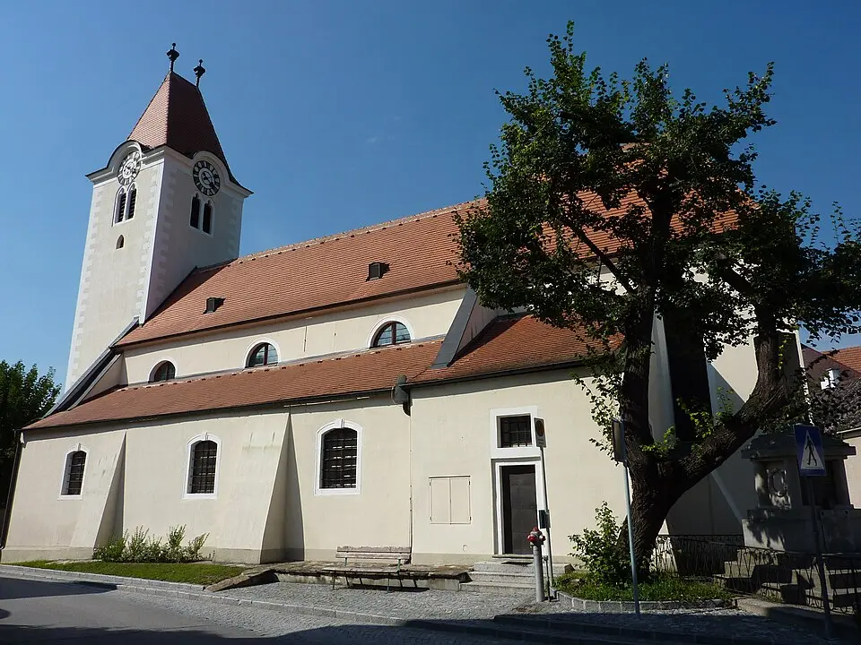 Bild: BSonne · CC BY-SA 3.0 Rossatz: Kirchenplatz, Schloss und Pranger