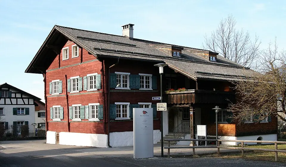 Wohnhaus, ehem. Gasthaus zum Hirschen, Rotes Haus