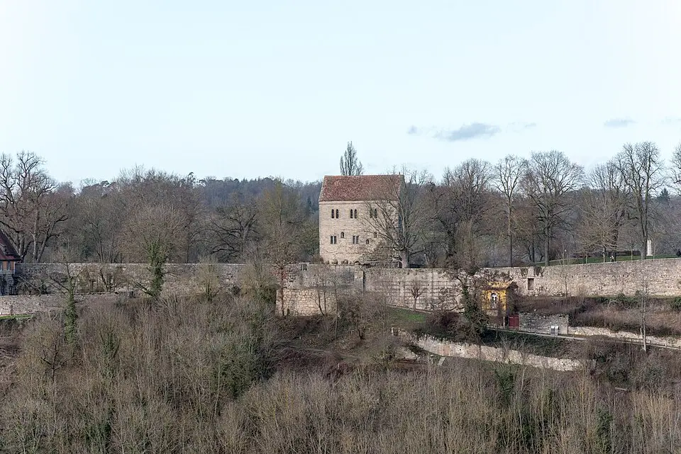 Image: Tilman2007 · CC BY-SA 3.0 Ehemalige Ringmauer der Burganlage mit staufischer Toranlage auf der südlichen Seite