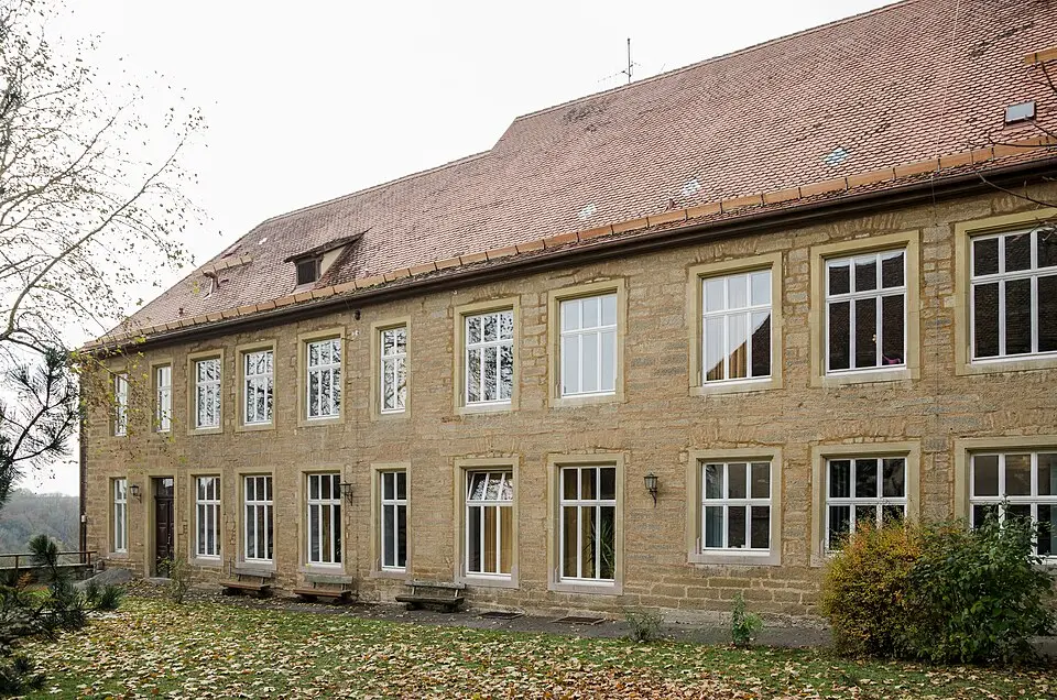 Bild: Tilman2007 · CC BY-SA 3.0 Ehemalige Klostergebäude, östlicher Kreuzgangflügel des teilweise abgebrochenen Franziskanerklosters