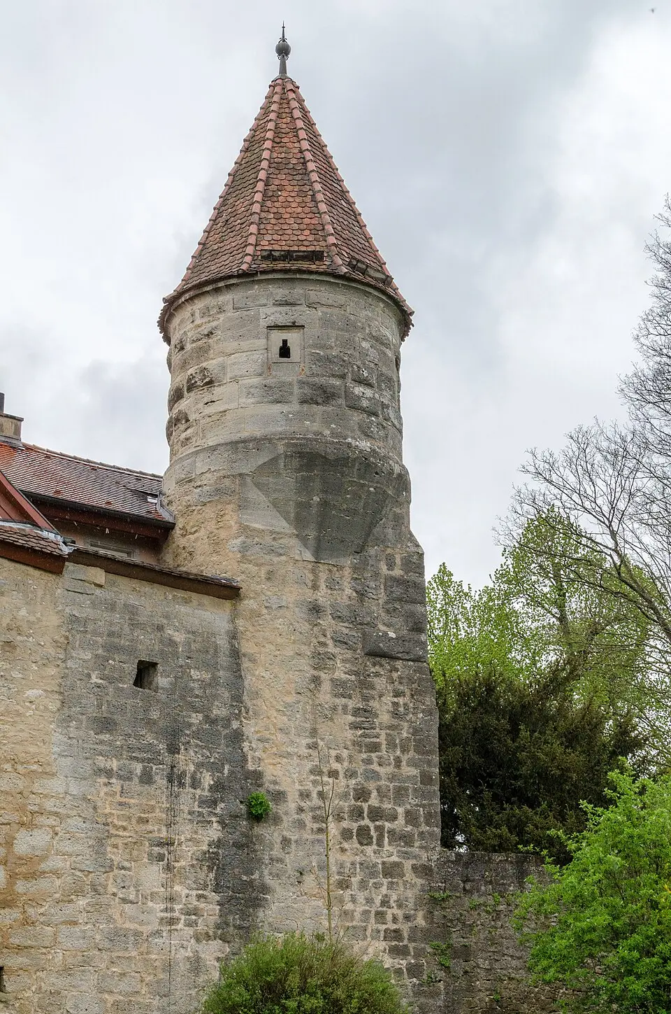 Image: Tilman2007 · CC BY-SA 3.0 Stadtbefestigung Alte Burg in Rothenburg ob der Tauber (D-5-71-193-1#5)