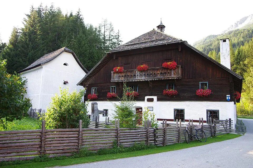 Heimatmuseum, Maurergut – Bauernhof und Getreidekasten