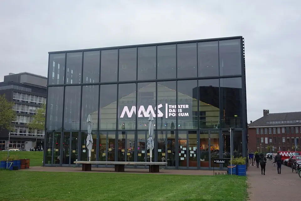 Maaspodium