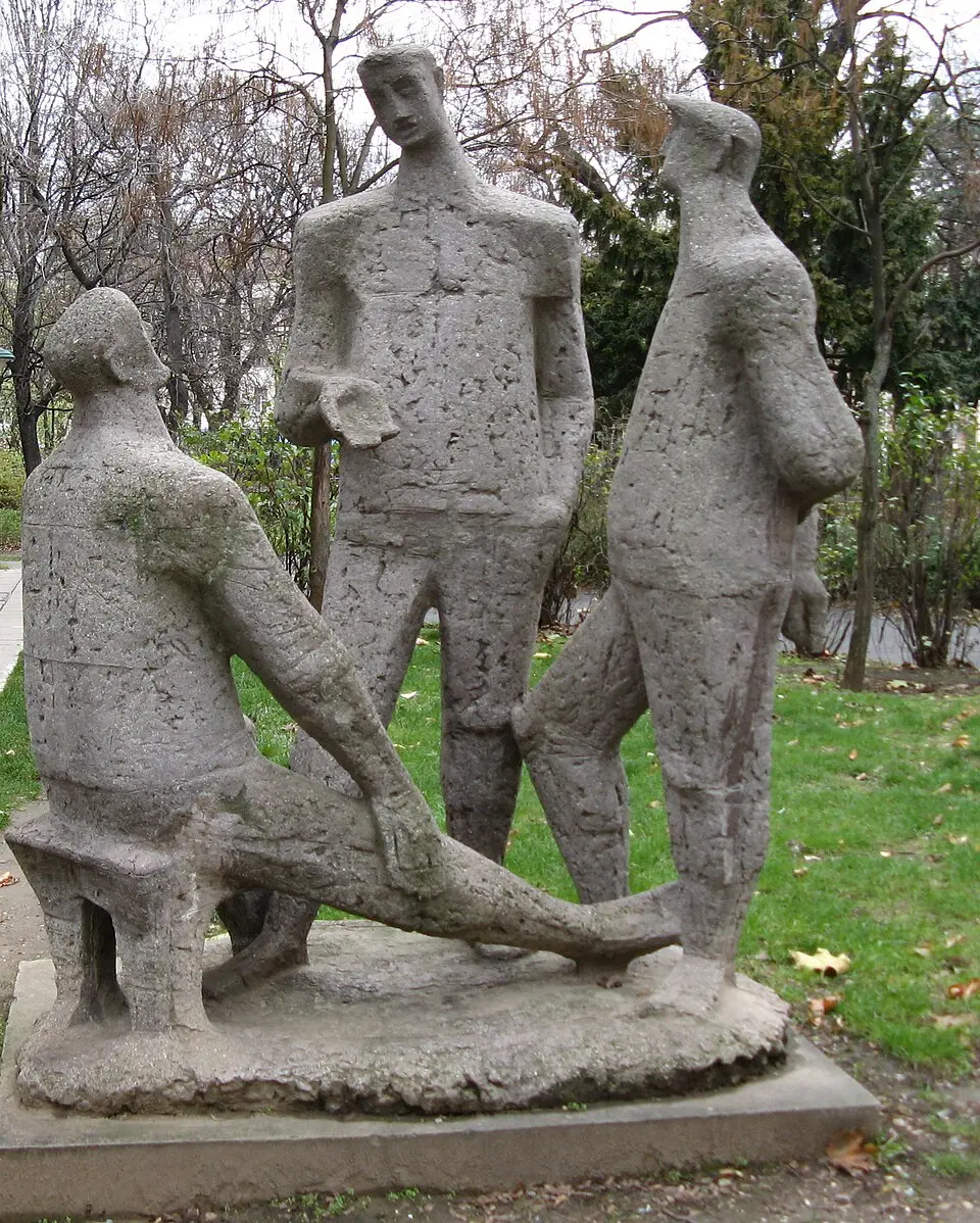 Slika: Buchhändler · CC BY-SA 3.0 Figurengruppe im Park vor der Volkshochschule