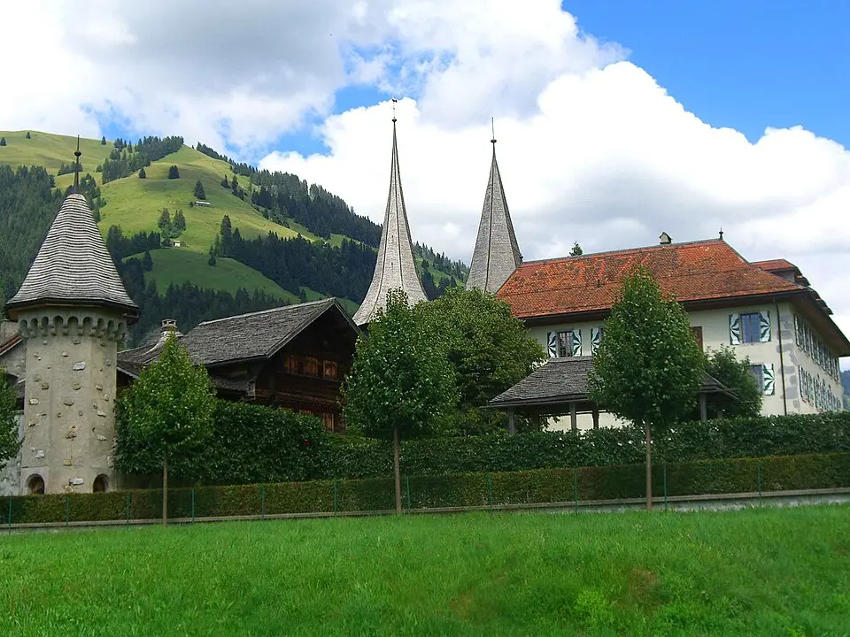 Schloss mit Bauernhaus und Nebengebäuden