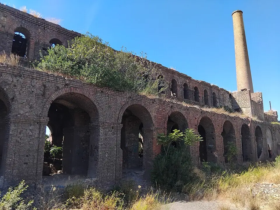 Edificio de la fundición de plomo y chimenea