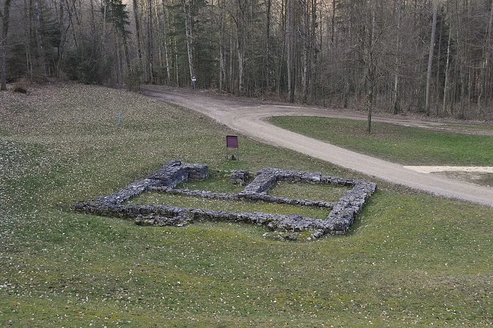 Bild: Pechristener · CC BY-SA 4.0 Ruine Sünikon