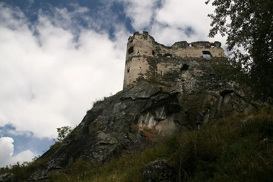 Bild: Marion Schneider & Christoph Aistleitner · Public domain Ruine Steinschloss