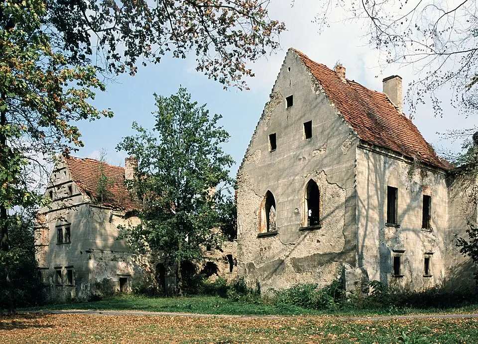 Pałac z łącznikiem (brama)