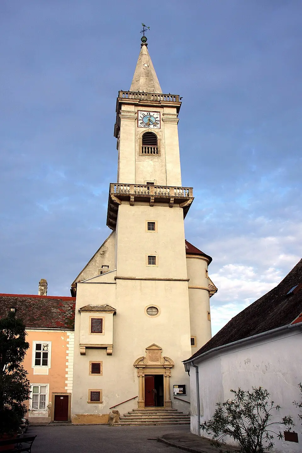Kép: Steindy (talk) 21:40, 10 September 2011 (UTC) · CC BY-SA 3.0 Katholische Pfarrkirche Rust am See