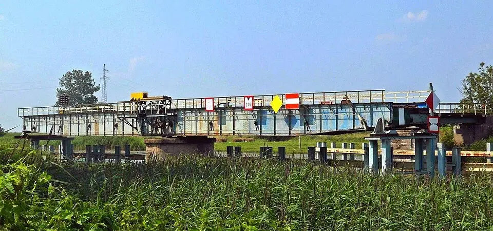 Szkarpawa railway swing bridge in Rybina