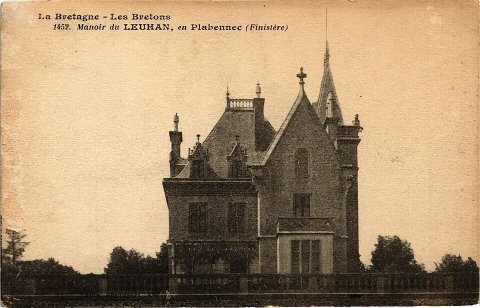 Obrázok: https://cartorum.fr/carte-postale/222180/leuhan-la-bretagne-les-bretons-manoir-du-leuhan-en-plabennec-finistere · Public domain château de Leuhan