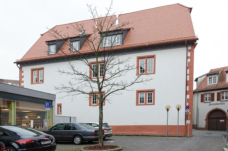 Kép: Tilman2007 · CC BY-SA 3.0 Ehemaliger Stadthof des Benediktinerinnenklosters Schmerlenbach
