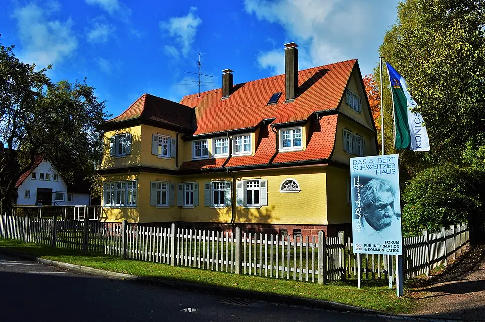 Immagine: Osingar · CC BY-SA 4.0 Albert-Schweitzer-Haus (Königsfeld)