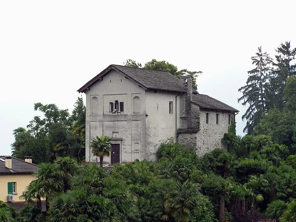 Chiesa di S. Michele con rovine del castello medievale