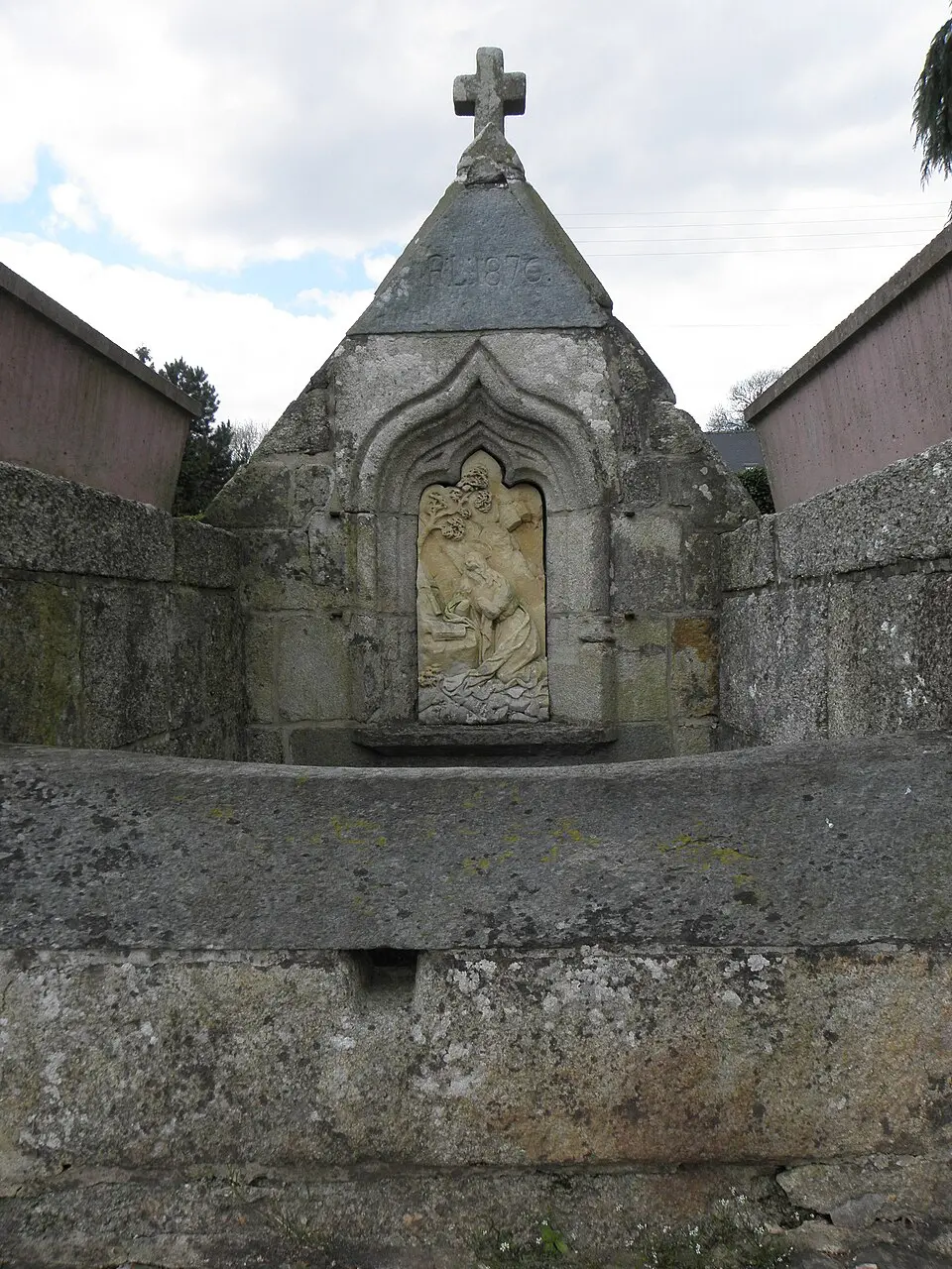 Image: GO69 · CC BY-SA 3.0 Fontaine Sainte-Marie-Madeleine (Saint-Guen)