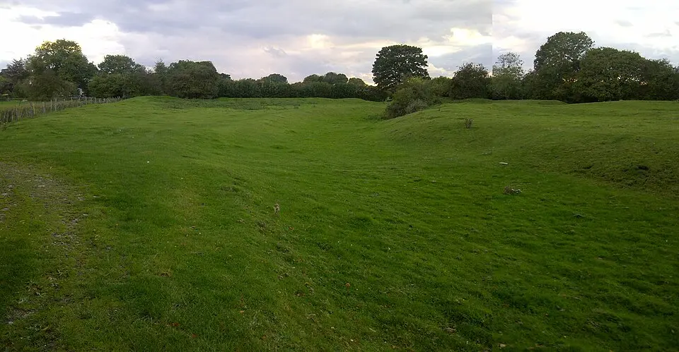 Image: Martin Elliott · CC BY-SA 2.0 Ashton Keynes Castle