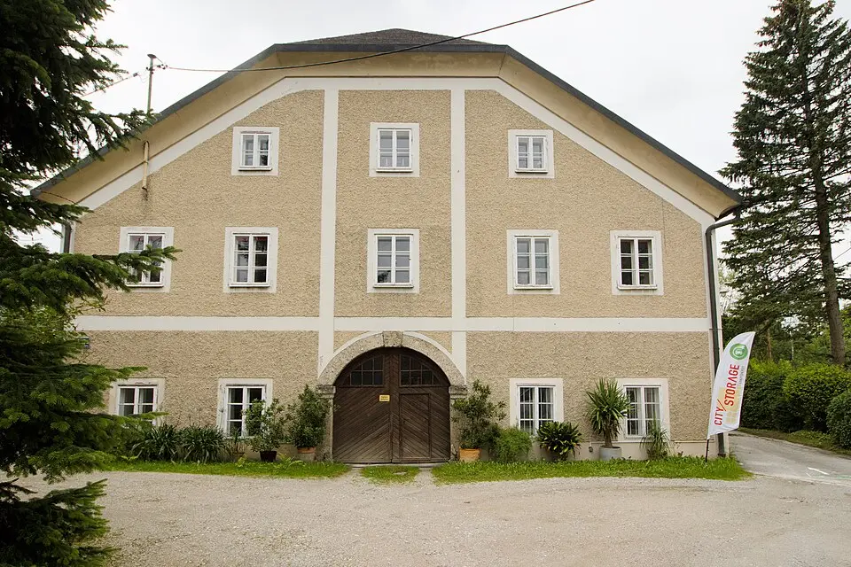 Nonnberghof mit Nebengebäuden und Ummauerung