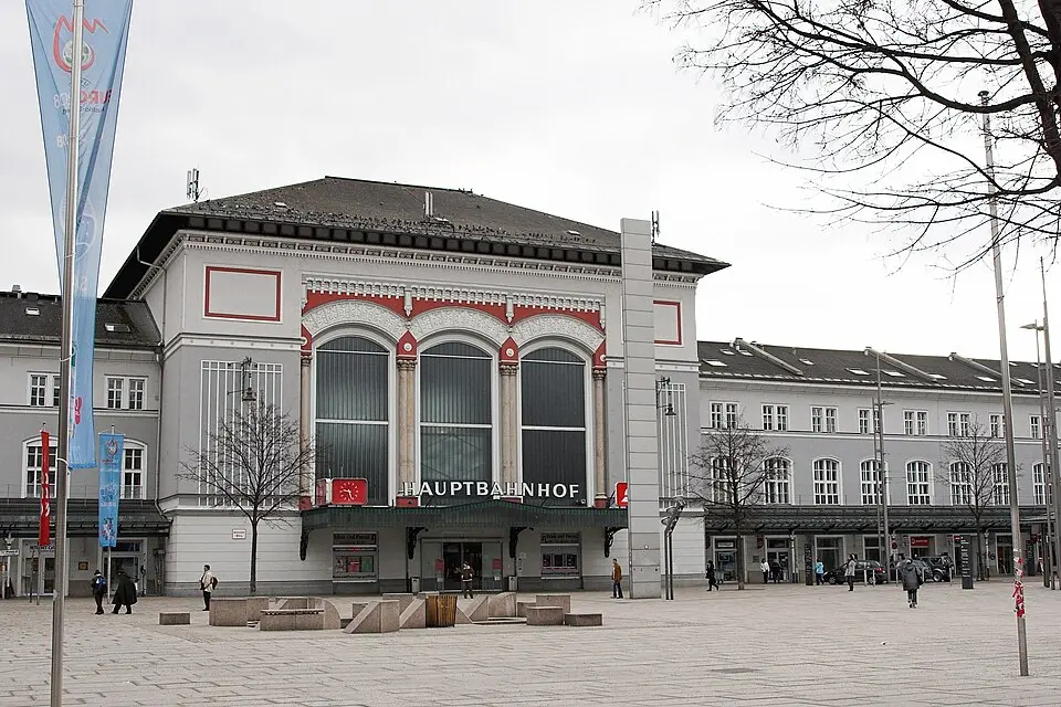 Station building and middle platform