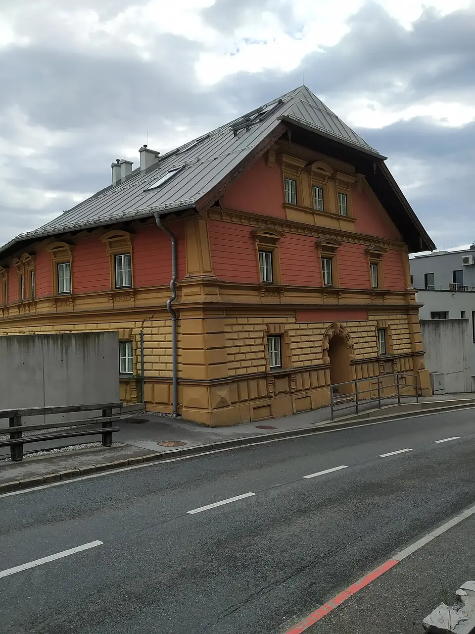 Wohnhaus mit Stadtmauer