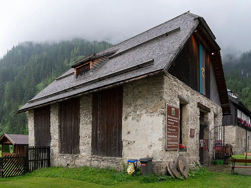 Salzmagazin, Salzstadl; Montanmuseum (Brennholzmagazin)