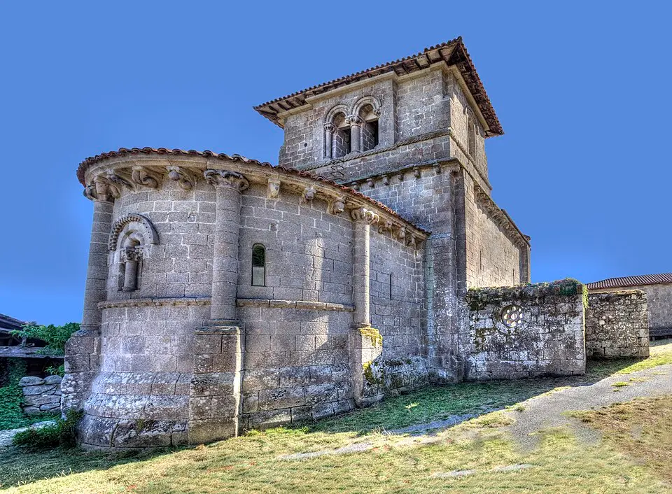 Igrexa do antigo Mosteiro de San Miguel de Eire
