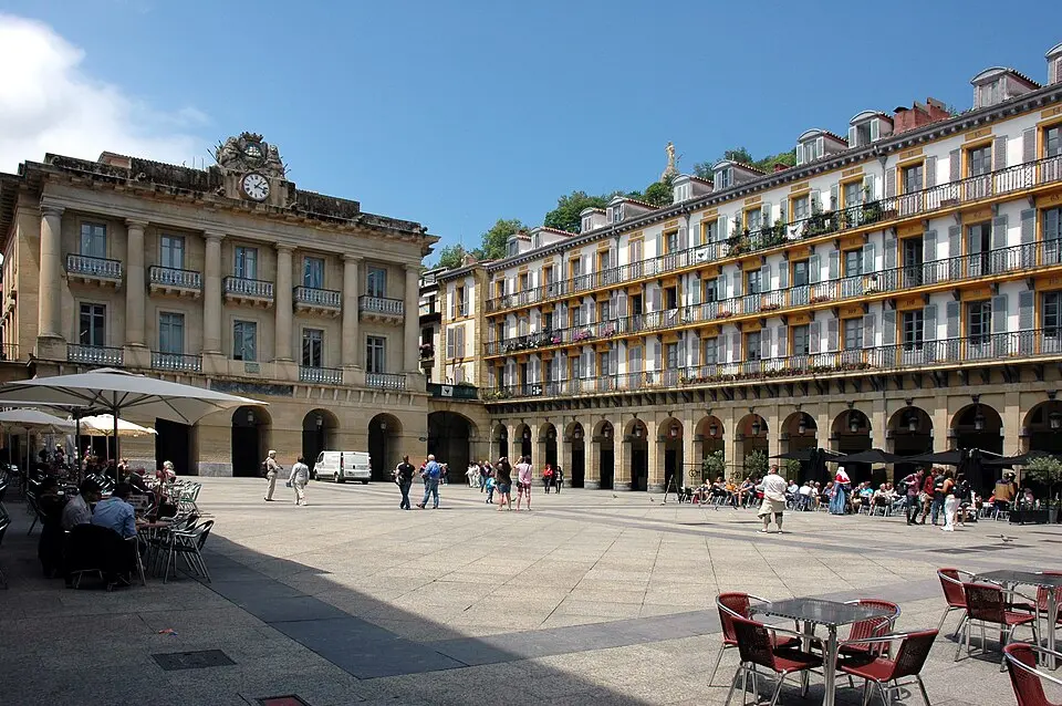 Slika: Calips · CC BY-SA 3.0 plaza de la Constitución (Plaza Nueva de San Sebastián)