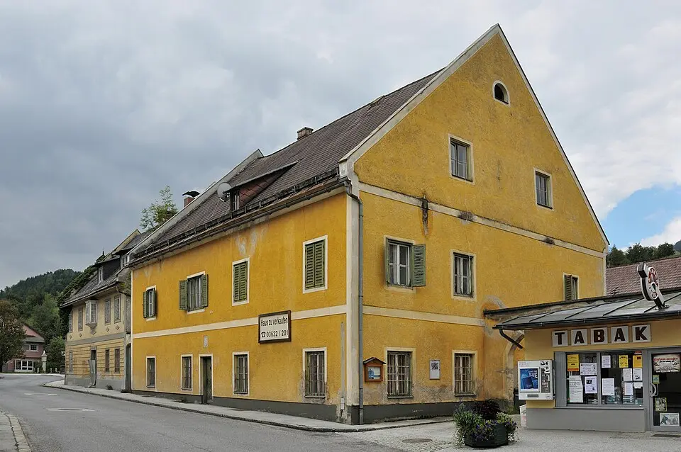 Bürgerhaus mit Wirtschaftsgebäude und Toreinfahrt